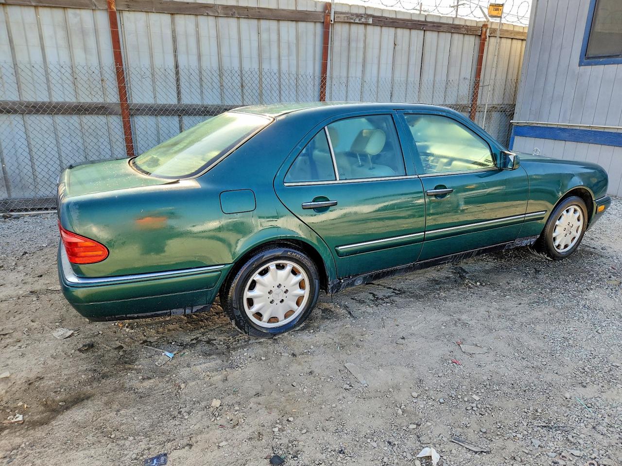 1996 MERCEDES-BENZ E 320